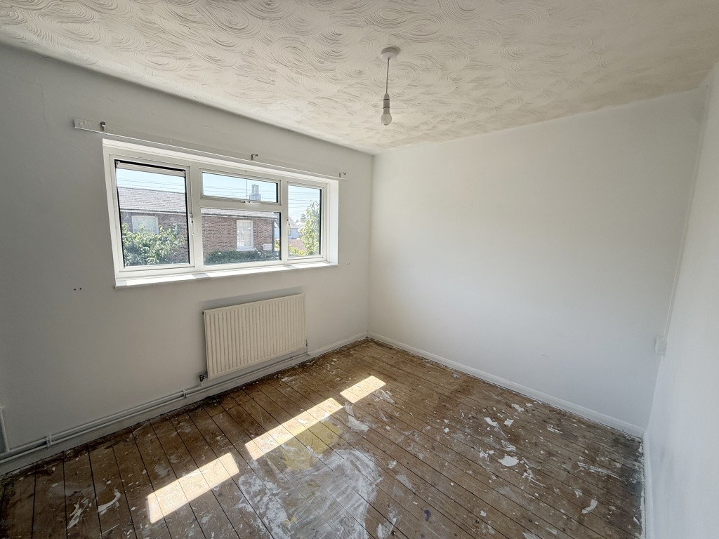Lot: 50 - FLAT IN NEED OF IMPROVEMENT - Bedroom in Flat in Need of Improvement